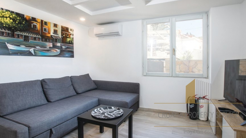 Prekrasna apartmanska kuća s bazenom u Vrboskoj, Hvar!