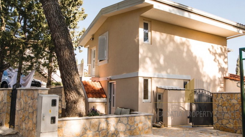 Prekrasna apartmanska kuća s bazenom u Vrboskoj, Hvar!