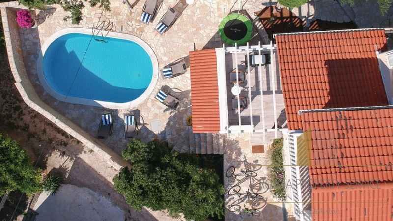 Prekrasna apartmanska kuća s bazenom u Vrboskoj, Hvar!