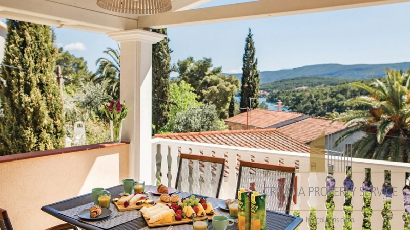 Prekrasna apartmanska kuća s bazenom u Vrboskoj, Hvar!