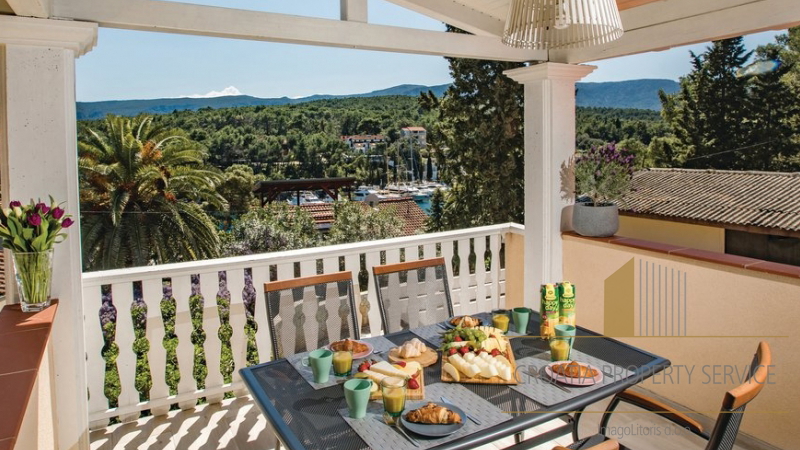 Prekrasna apartmanska kuća s bazenom u Vrboskoj, Hvar!