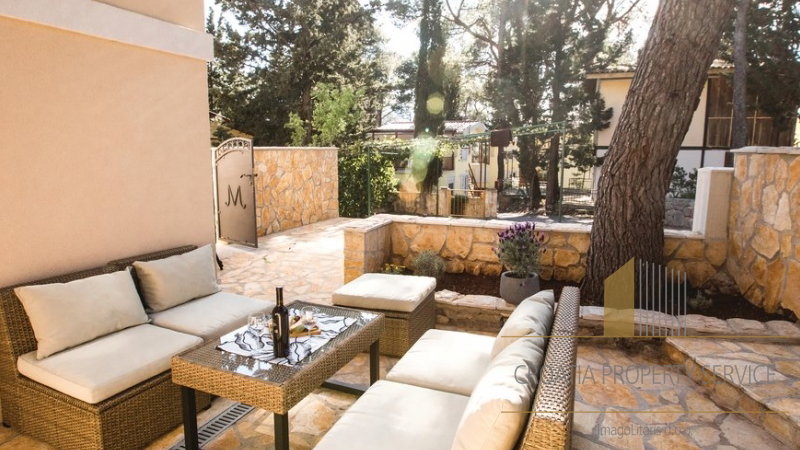 Prekrasna apartmanska kuća s bazenom u Vrboskoj, Hvar!