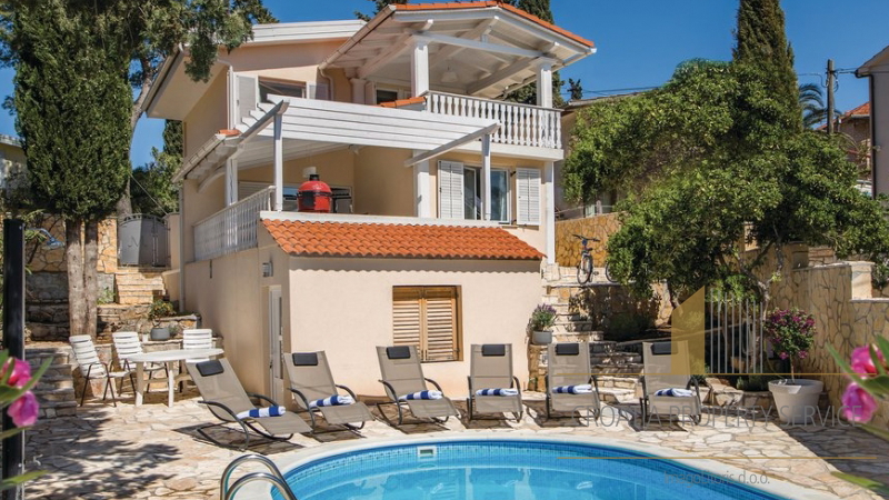 Prekrasna apartmanska kuća s bazenom u Vrboskoj, Hvar!