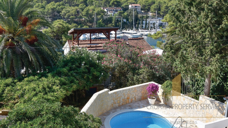 Prekrasna apartmanska kuća s bazenom u Vrboskoj, Hvar!
