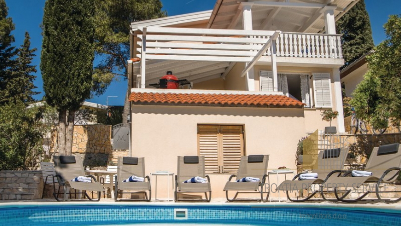 Prekrasna apartmanska kuća s bazenom u Vrboskoj, Hvar!