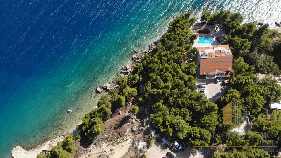 Eine einzigartige Villa in exklusiver Lage, erste Reihe zum Strand – Omiška Riviera! Exklusiver Verkauf!