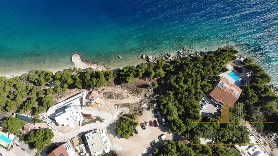Eine einzigartige Villa in exklusiver Lage, erste Reihe zum Strand – Omiška Riviera! Exklusiver Verkauf!