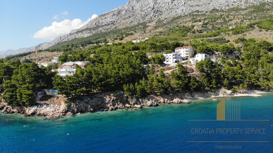 Eine einzigartige Villa in exklusiver Lage, erste Reihe zum Strand – Omiška Riviera! Exklusiver Verkauf!