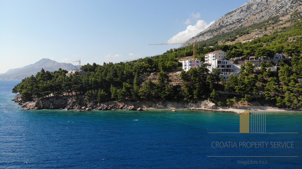 Eine einzigartige Villa in exklusiver Lage, erste Reihe zum Strand – Omiška Riviera! Exklusiver Verkauf!