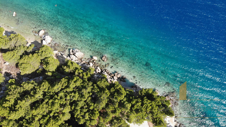 Eine einzigartige Villa in exklusiver Lage, erste Reihe zum Strand – Omiška Riviera! Exklusiver Verkauf!