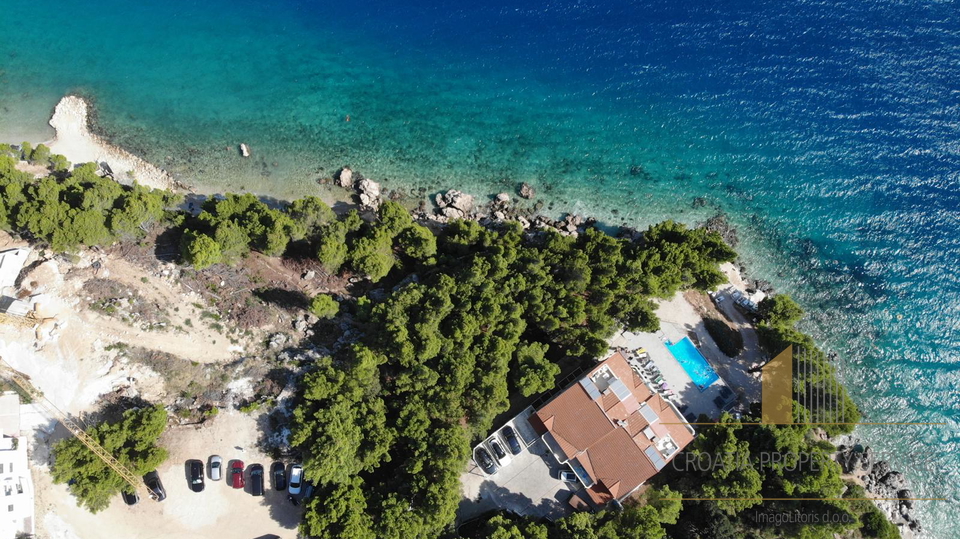 Eine einzigartige Villa in exklusiver Lage, erste Reihe zum Strand – Omiška Riviera! Exklusiver Verkauf!