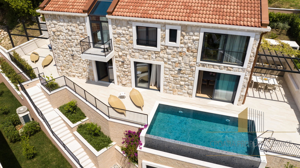Villa di lusso in pietra in prima fila sul mare nei dintorni di Dubrovnik!