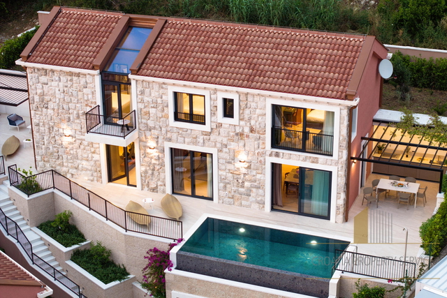 Luxury stone villa in the first row by the sea in the vicinity of Dubrovnik!