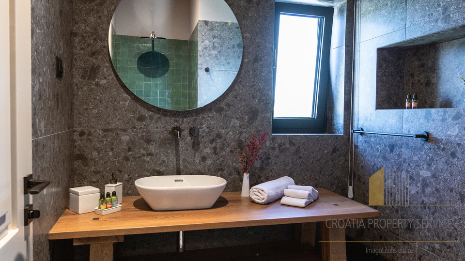 Villa di lusso in pietra in prima fila sul mare nei dintorni di Dubrovnik!