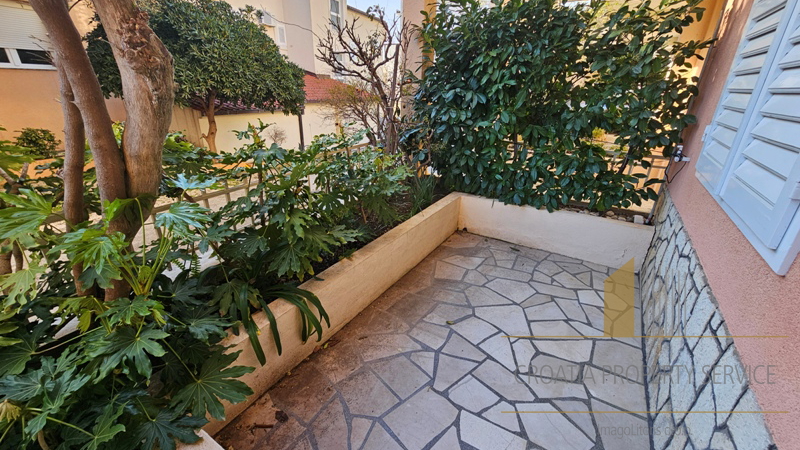 Wunderschöne Apartmentvilla 90 m vom Meer an der Makarska Riviera!