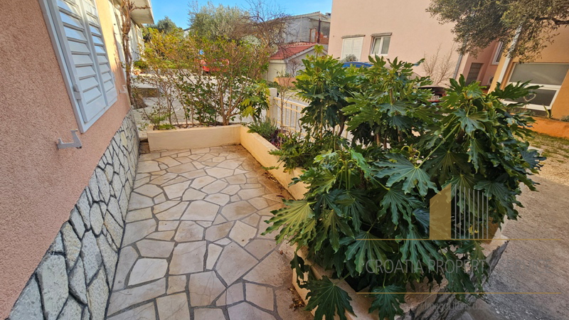 Wunderschöne Apartmentvilla 90 m vom Meer an der Makarska Riviera!