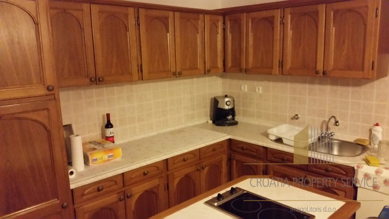Apartment house in a great location 80 m from the sea on the island of Hvar!