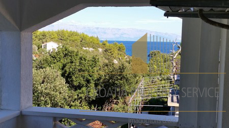 Apartment house in a great location 80 m from the sea on the island of Hvar!