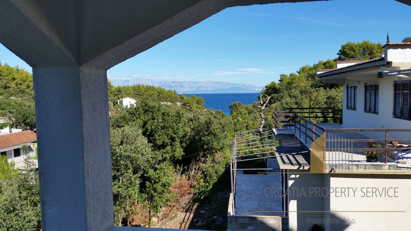 Apartment house in a great location 80 m from the sea on the island of Hvar!