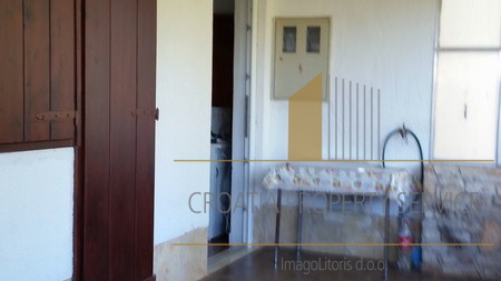Apartment house in a great location 80 m from the sea on the island of Hvar!