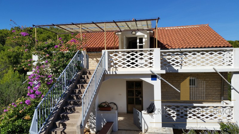 Apartment house in a great location 80 m from the sea on the island of Hvar!