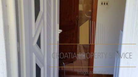 Apartment house in a great location 80 m from the sea on the island of Hvar!