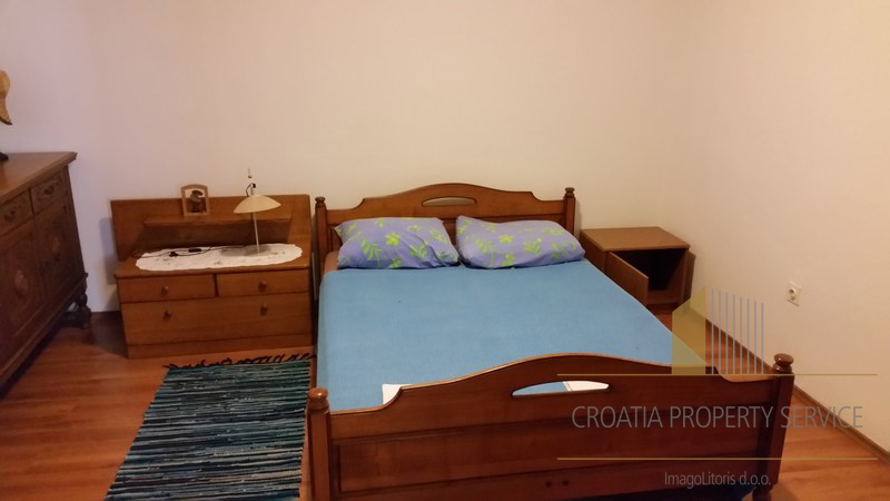 Apartment house in a great location 80 m from the sea on the island of Hvar!