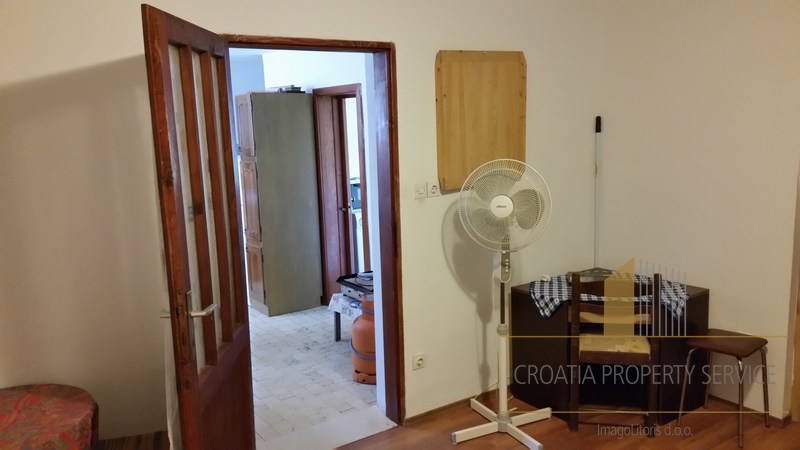 Apartment house in a great location 80 m from the sea on the island of Hvar!