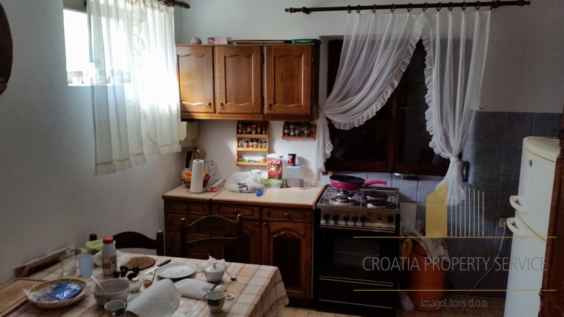 Apartment house in a great location 80 m from the sea on the island of Hvar!