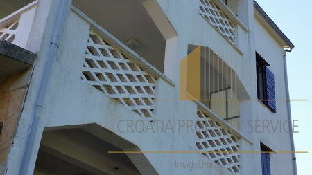 Apartment house in a great location 80 m from the sea on the island of Hvar!