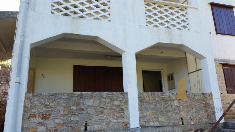 Apartment house in a great location 80 m from the sea on the island of Hvar!