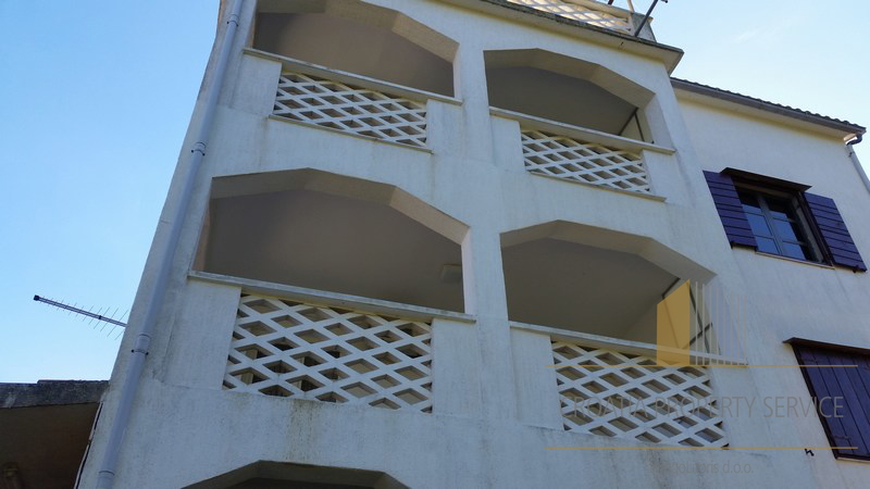 Apartment house in a great location 80 m from the sea on the island of Hvar!