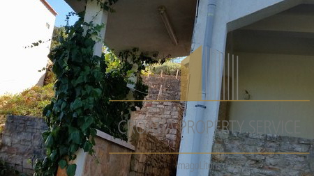 Apartment house in a great location 80 m from the sea on the island of Hvar!