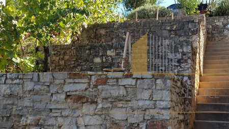 Apartment house in a great location 80 m from the sea on the island of Hvar!