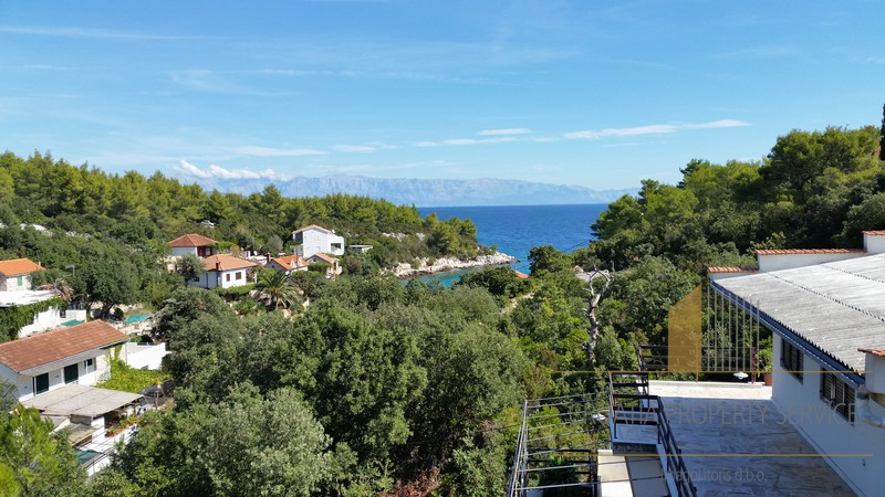 Apartment house in a great location 80 m from the sea on the island of Hvar!