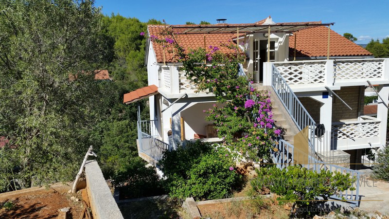 Apartment house in a great location 80 m from the sea on the island of Hvar!
