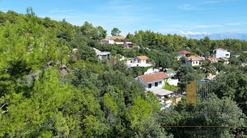 Apartment house in a great location 80 m from the sea on the island of Hvar!