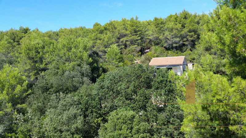 Apartment house in a great location 80 m from the sea on the island of Hvar!
