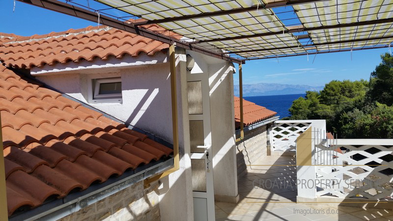 Apartment house in a great location 80 m from the sea on the island of Hvar!
