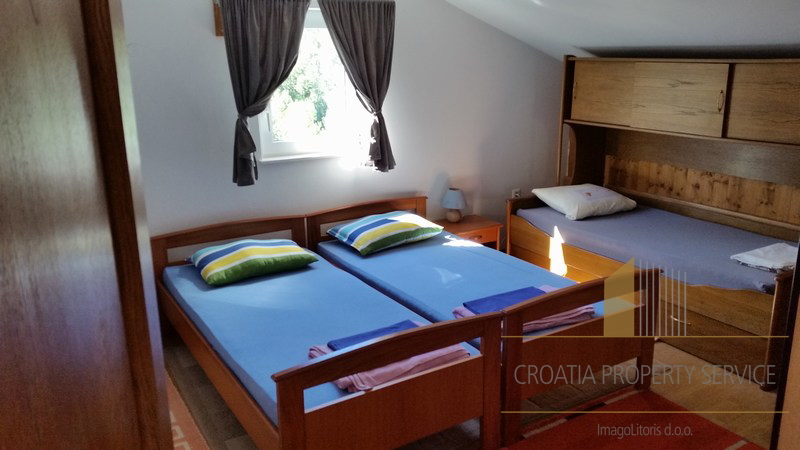 Apartment house in a great location 80 m from the sea on the island of Hvar!
