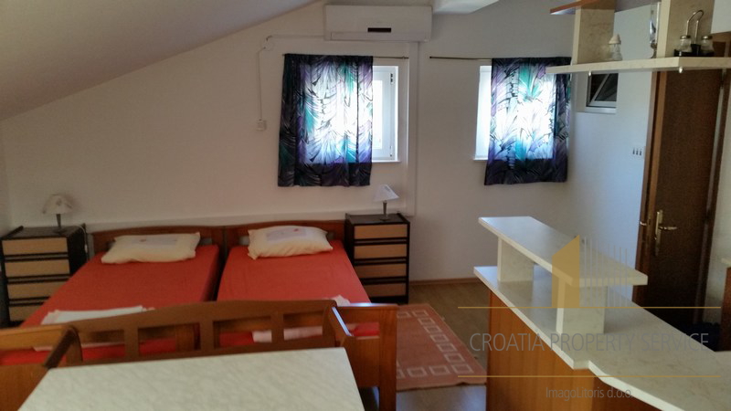 Apartment house in a great location 80 m from the sea on the island of Hvar!