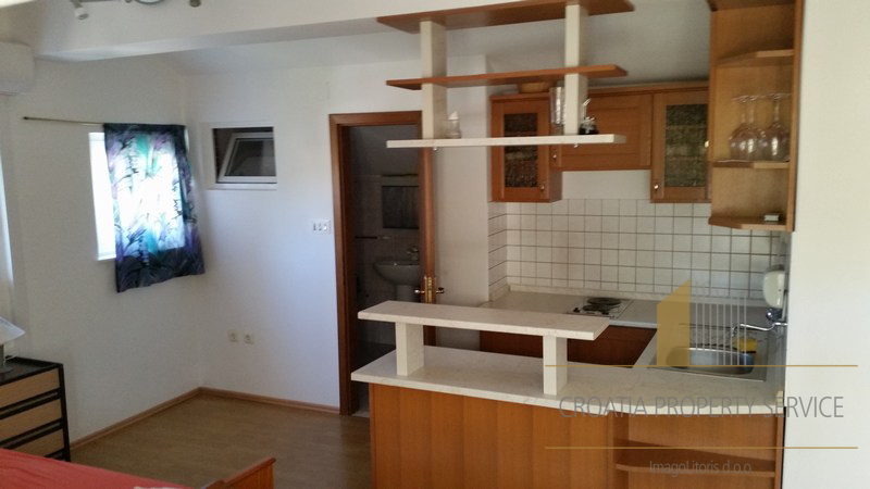 Apartment house in a great location 80 m from the sea on the island of Hvar!