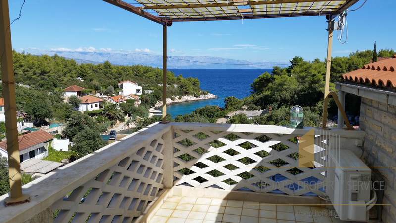 Apartment house in a great location 80 m from the sea on the island of Hvar!