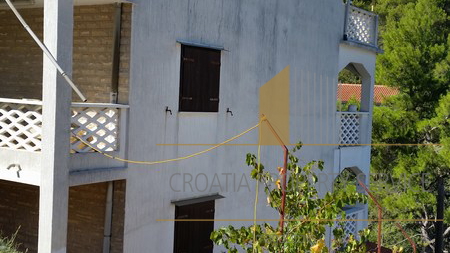 Apartment house in a great location 80 m from the sea on the island of Hvar!