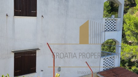Apartment house in a great location 80 m from the sea on the island of Hvar!