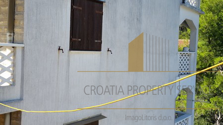 Apartment house in a great location 80 m from the sea on the island of Hvar!