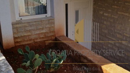 Apartment house in a great location 80 m from the sea on the island of Hvar!