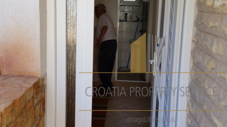 Apartment house in a great location 80 m from the sea on the island of Hvar!