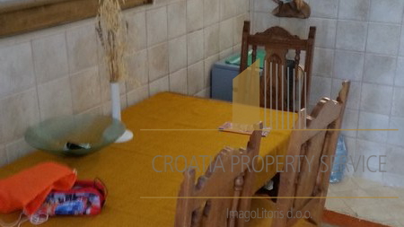 Apartment house in a great location 80 m from the sea on the island of Hvar!