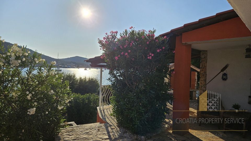 Prečudovita vila prvi vrst s privezom za čoln – Vinišće!